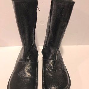 Beautiful Alegria tooled leather boots with sherpa lining.